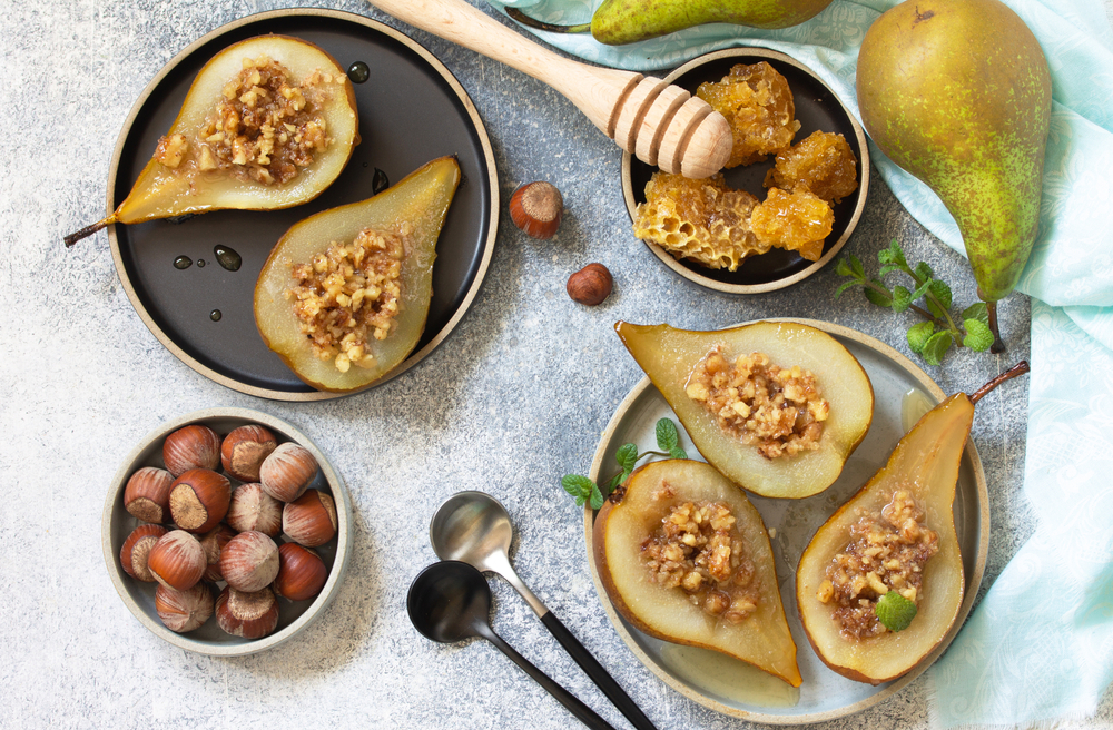 Healthy,Diet,Dessert.,Baked,Pears,With,Hazelnuts,,Honey,And,Granola